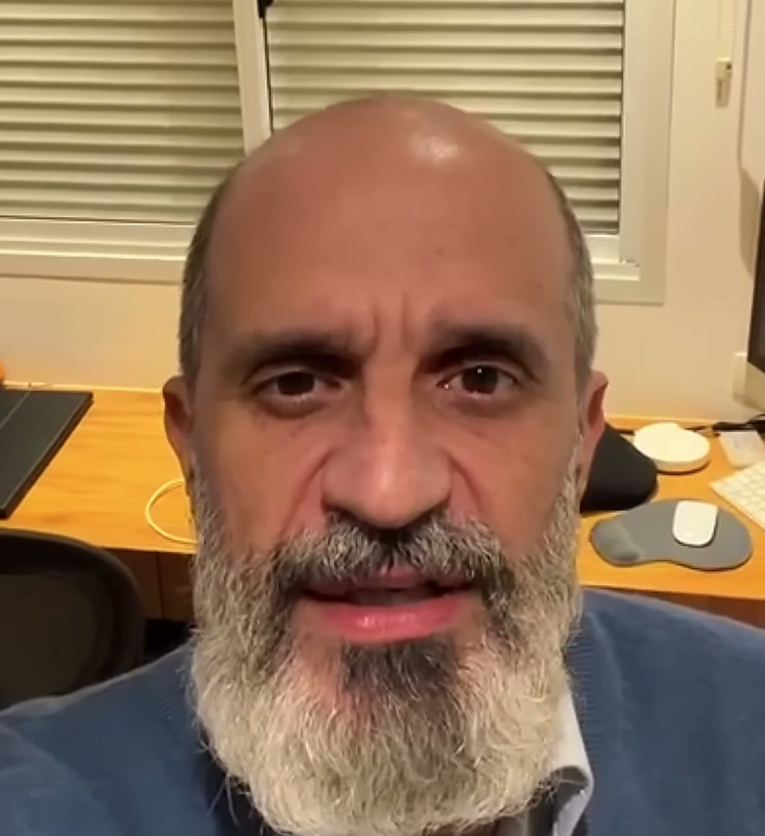 Pr. Manoel Ferreira Junior falando para a câmera